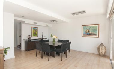Departamento triplex muy luminoso con cuatro cocheras y parrilla privada - Quilmes