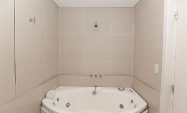 Departamento triplex muy luminoso con cuatro cocheras y parrilla privada - Quilmes