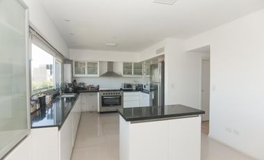 Departamento triplex muy luminoso con cuatro cocheras y parrilla privada - Quilmes