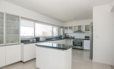 Departamento triplex muy luminoso con cuatro cocheras y parrilla privada - Quilmes