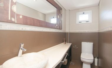 Departamento triplex muy luminoso con cuatro cocheras y parrilla privada - Quilmes