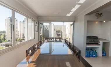Departamento triplex muy luminoso con cuatro cocheras y parrilla privada - Quilmes