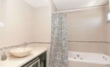 Departamento triplex muy luminoso con cuatro cocheras y parrilla privada - Quilmes