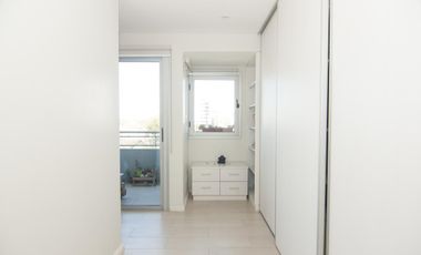 Departamento triplex muy luminoso con cuatro cocheras y parrilla privada - Quilmes