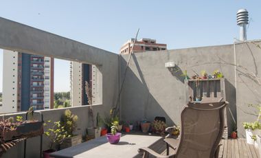 Departamento triplex muy luminoso con cuatro cocheras y parrilla privada - Quilmes
