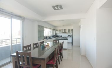 Departamento triplex muy luminoso con cuatro cocheras y parrilla privada - Quilmes