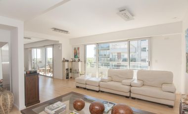 Departamento triplex muy luminoso con cuatro cocheras y parrilla privada - Quilmes