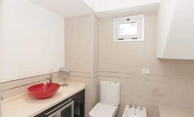 Departamento triplex muy luminoso con cuatro cocheras y parrilla privada - Quilmes