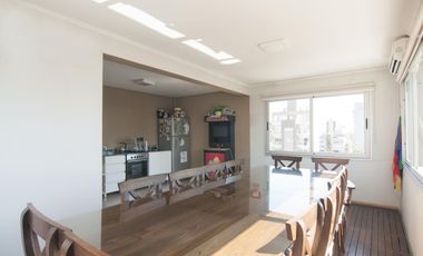 Departamento triplex muy luminoso con cuatro cocheras y parrilla privada - Quilmes
