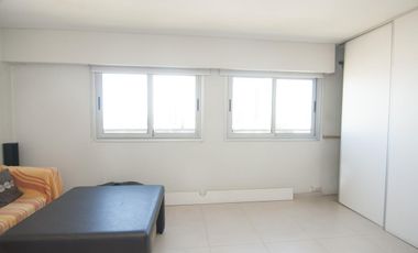 Departamento triplex muy luminoso con cuatro cocheras y parrilla privada - Quilmes