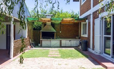 CASA QUINTA EN VENTA EN 20 DE JUNIO , PARQUE Y PILETA