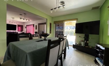 Venta de casa de 4 ambientes con piscina en Nuevo Quilmes