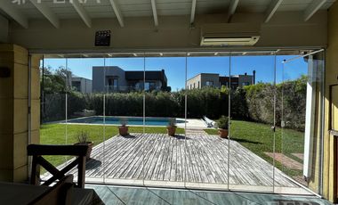 Venta de casa de 4 ambientes con piscina en Nuevo Quilmes