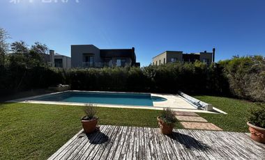 Venta de casa de 4 ambientes con piscina en Nuevo Quilmes