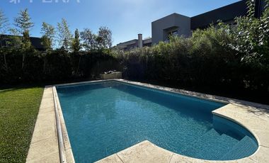 Venta de casa de 4 ambientes con piscina en Nuevo Quilmes