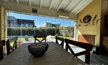 Venta de casa de 4 ambientes con piscina en Nuevo Quilmes