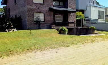 Casa en venta - 3 dormitorios 2 baños - 225mts2 - Villa Gesell