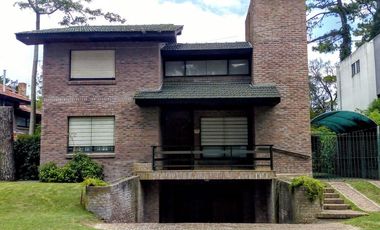 Casa en venta - 3 dormitorios 2 baños - 225mts2 - Villa Gesell