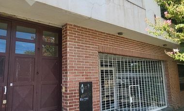 Venta Local comercial y 2 dptos en calle San Martin,  pleno centro de Neuquén