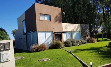 Casa en alquiler - 3 Dormitorios 3 Baños - Cochera - 836Mts2 - La Plata