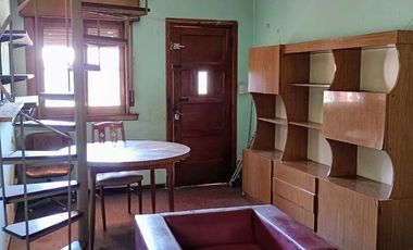 Casa en venta - 3 Dormitorios 1 Baño - Cochera - 240Mts2 - Lanús