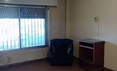 Casa en venta - 3 Dormitorios 1 Baño - Cochera - 240Mts2 - Lanús