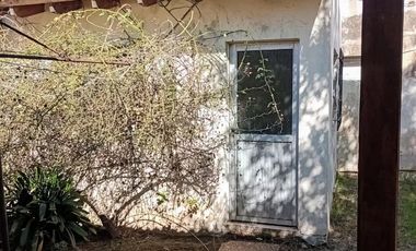 Casa en venta - 3 Dormitorios 1 Baño - Cochera - 240Mts2 - Lanús