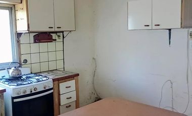 Casa en venta - 3 Dormitorios 1 Baño - Cochera - 240Mts2 - Lanús