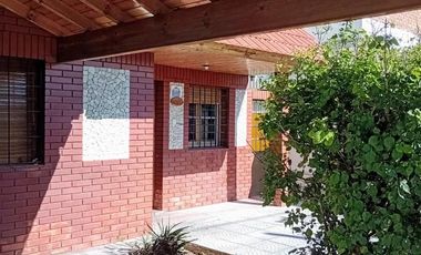Casa en venta - 3 Dormitorios 1 Baño - Cochera - 240Mts2 - Lanús