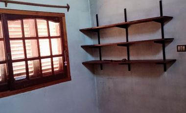 Casa en venta - 3 Dormitorios 1 Baño - Cochera - 240Mts2 - Lanús