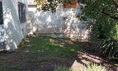 Casa en venta - 3 Dormitorios 1 Baño - Cochera - 240Mts2 - Lanús