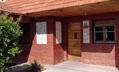 Casa en venta - 3 Dormitorios 1 Baño - Cochera - 240Mts2 - Lanús
