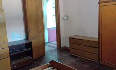 Casa en venta - 3 Dormitorios 1 Baño - Cochera - 240Mts2 - Lanús