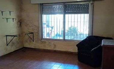 Casa en venta - 3 Dormitorios 1 Baño - Cochera - 240Mts2 - Lanús