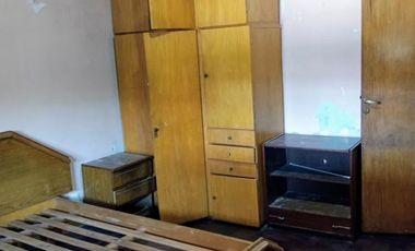Casa en venta - 3 Dormitorios 1 Baño - Cochera - 240Mts2 - Lanús