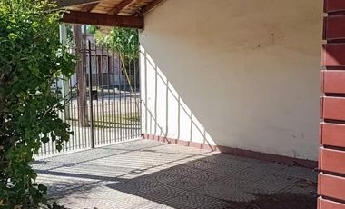 Casa en venta - 3 Dormitorios 1 Baño - Cochera - 240Mts2 - Lanús