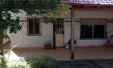 Casa en venta - 3 Dormitorios 1 Baño - Cochera - 240Mts2 - Lanús