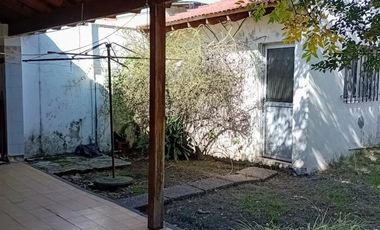 Casa en venta - 3 Dormitorios 1 Baño - Cochera - 240Mts2 - Lanús