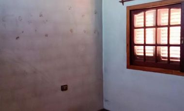 Casa en venta - 3 Dormitorios 1 Baño - Cochera - 240Mts2 - Lanús