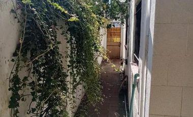 Casa en venta - 3 Dormitorios 1 Baño - Cochera - 240Mts2 - Lanús