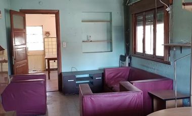 Casa en venta - 3 Dormitorios 1 Baño - Cochera - 240Mts2 - Lanús