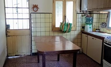 Casa en venta - 3 Dormitorios 1 Baño - Cochera - 240Mts2 - Lanús
