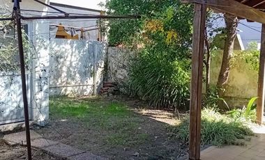 Casa en venta - 3 Dormitorios 1 Baño - Cochera - 240Mts2 - Lanús
