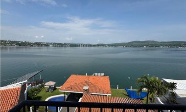 CASA EN VENTA A ORILLA DEL LAGO 