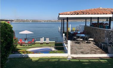 CASA EN VENTA A ORILLA DEL LAGO 
