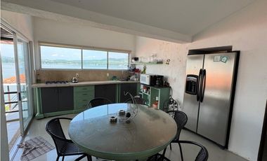 CASA EN VENTA A ORILLA DEL LAGO 