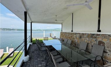 CASA EN VENTA A ORILLA DEL LAGO 