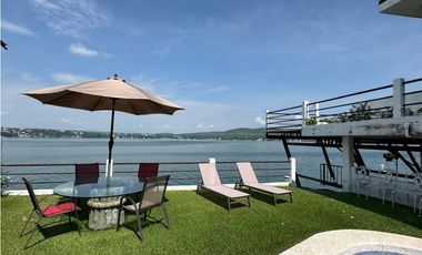 CASA EN VENTA A ORILLA DEL LAGO 