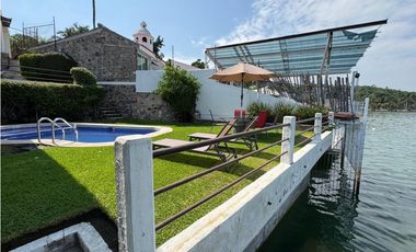 CASA EN VENTA A ORILLA DEL LAGO 
