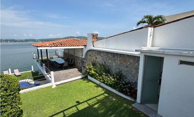 CASA EN VENTA A ORILLA DEL LAGO 